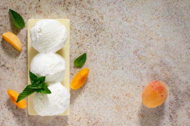 Bir formda bir şeftali ile dondurma bir top, metin için yer.