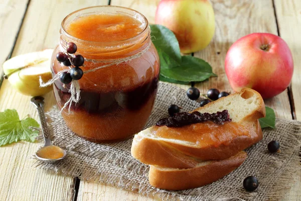 Сок яблоко и смородины в деревенском стиле, здоровая пища . — стоковое фото