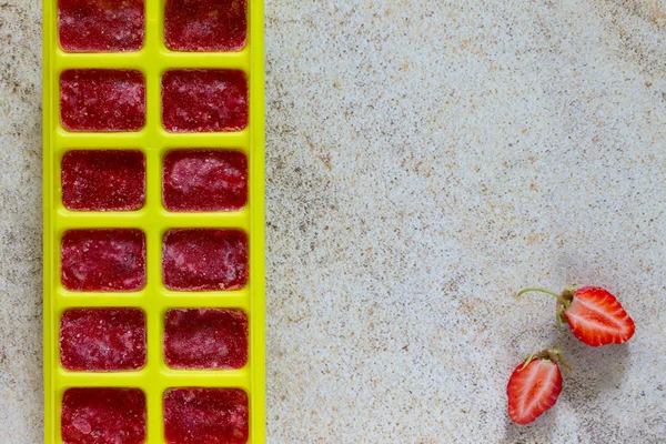 Ijs gemaakt van aardbeien voor zomerse drankjes met Kopieer ruimte op — Stockfoto