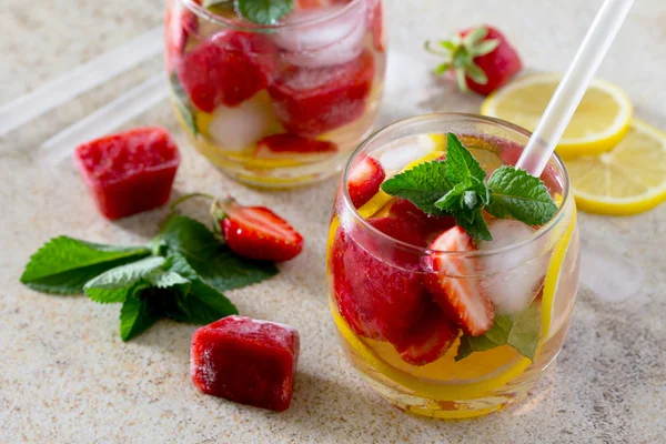 Tradição Verão bebida mojito com limão e hortelã com cópia spac — Fotografia de Stock
