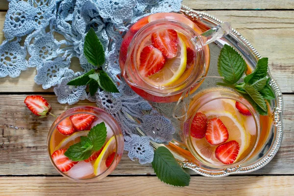 Tradition Summer mojito drink with lemon and mint with copy spac — Stock Photo, Image