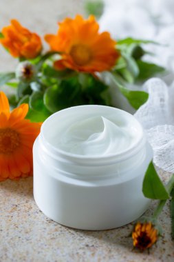 Kahverengi taş zemin - güzellik salonları üzerine krem kadife çiçeği yüz.