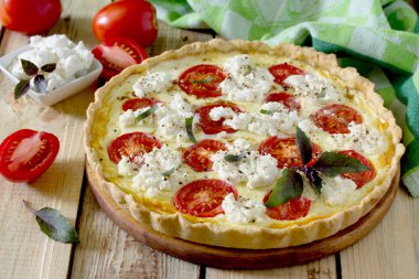 Klasik quiche Lorraine pasta yumuşak beyaz peynir ve domates ile
