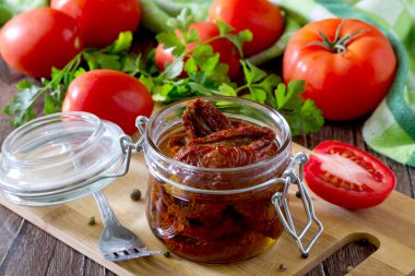 Kurutulmuş domates ahşap arka plan, seçici odak üzerinde.