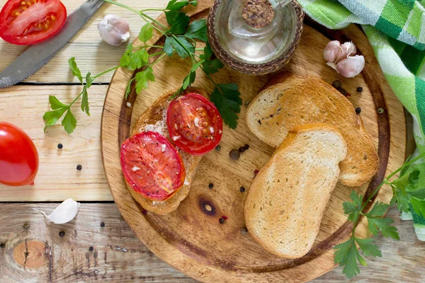 Итальянская брускетта с сушеными помидорами, маслом и кремом — стоковое фото