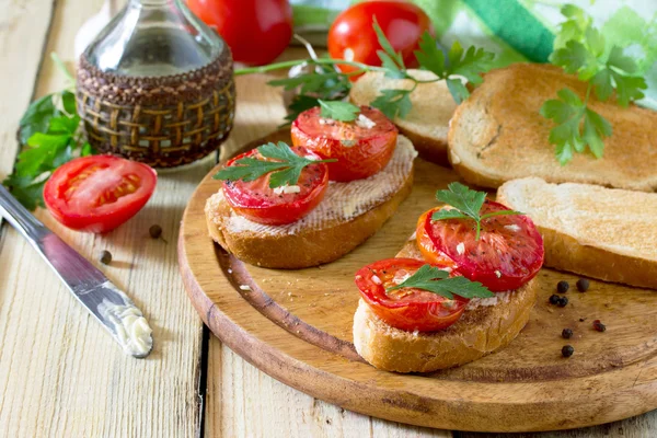 Итальянская брускетта с сушеными помидорами, травами и но — стоковое фото