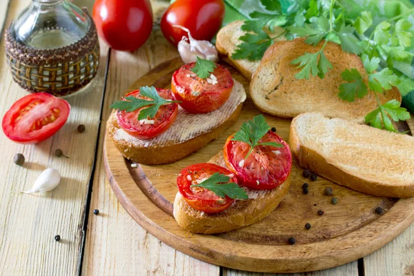 Итальянская брускетта с сушеными помидорами, травами и но — стоковое фото
