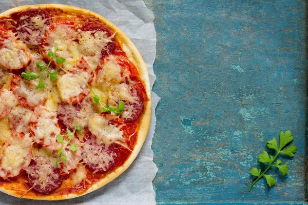 Pizza italiana saborosa com pepperoni, tomates, queijo e ervas s — Fotografia de Stock