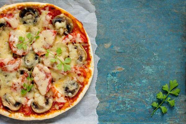 Saborosa pizza italiana com tomate, queijo e cogumelos servidos v — Fotografia de Stock