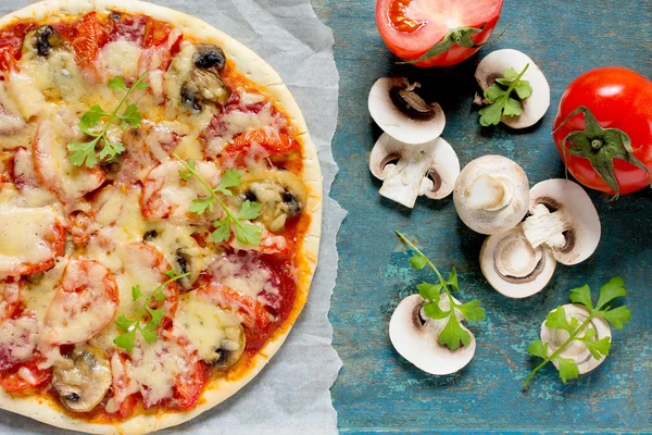 Saborosa pizza italiana com tomate, queijo e cogumelos servidos v — Fotografia de Stock