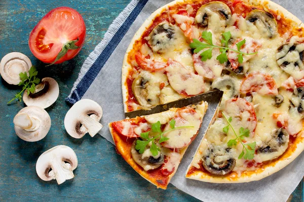 Pizza italiana saborosa com tomates, queijo e cogumelos em um vin — Fotografia de Stock