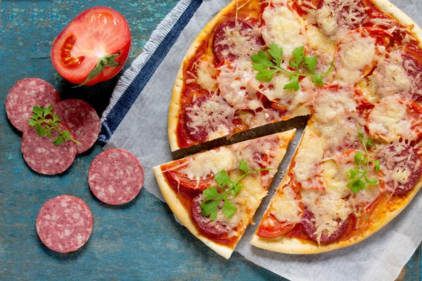 Pizza italiana saborosa com tomate, queijo e salame no vint — Fotografia de Stock