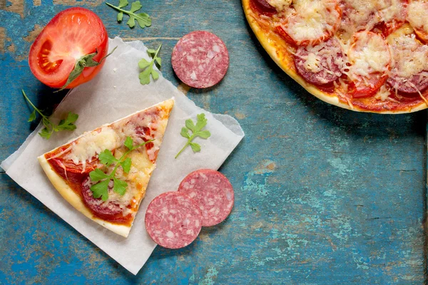 Pizza italiana saborosa com pepperoni, tomates, queijo e ervas s — Fotografia de Stock