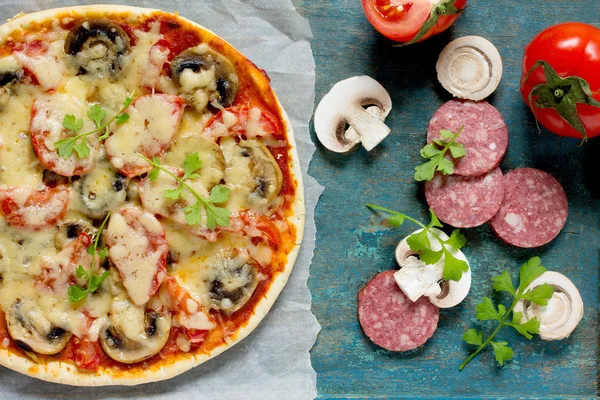 Pizza italiana saborosa com pepperoni, tomate, queijo e cogumelo — Fotografia de Stock