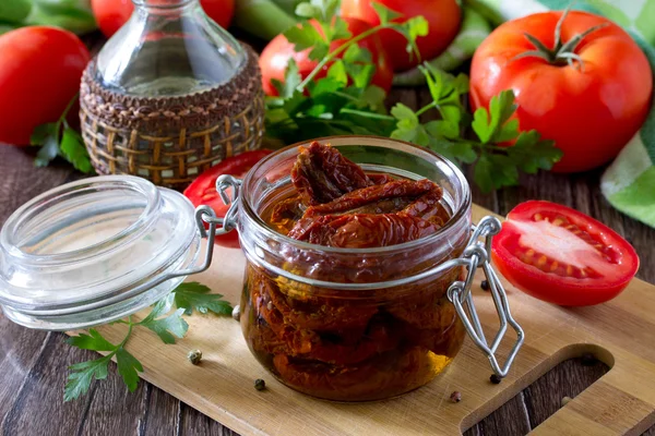 Tomates secados al sol sobre fondo de madera, enfoque selectivo . —  Fotos de Stock