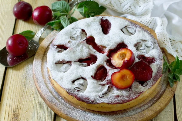 Plum cake pan di Spagna con semi di papavero su un tavolo di legno, selezionare — Foto Stock