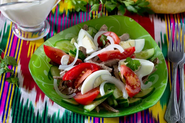 La ensalada fresca con la carne de vaca, los tomates, el pepino y el huevo - Bakhor. El —  Fotos de Stock