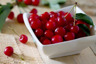 Olgun tatlı kiraz bir kase ahşap bir masa, seçici odak üzerinde