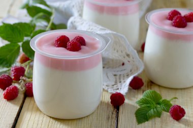 Ahududu ahşap bir tabloda, seçici f ile ev yapımı yoğurt