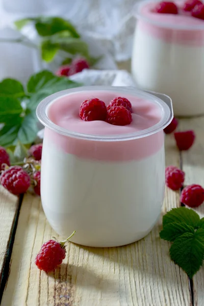 Zelfgemaakte yoghurt met frambozen op een houten tafel, selectieve f — Stockfoto