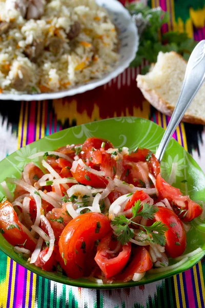Свежий салат с помидорами, луком и кориандром - Ачик-чучучучук . — стоковое фото