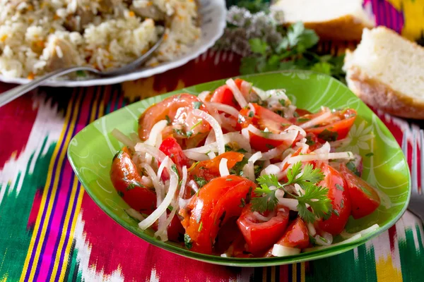 Ensalada fresca con tomates, cebollas y cilantro - Achik-chuchuk . —  Fotos de Stock