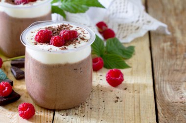 Ahşap bir masada ahududu ile ev yapımı çikolata mus, se