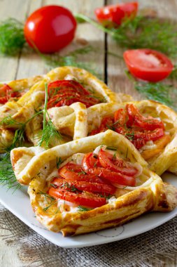 Kırmızı balık (somon) ve domates ile kek bir rustik bir masada