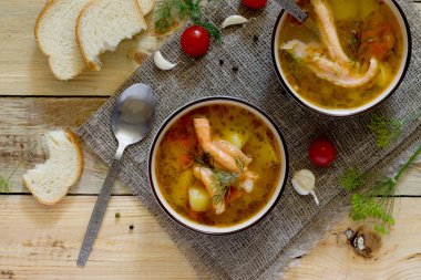 Bir seramik kase somon ile Domates çorbası, ekmek ve domates