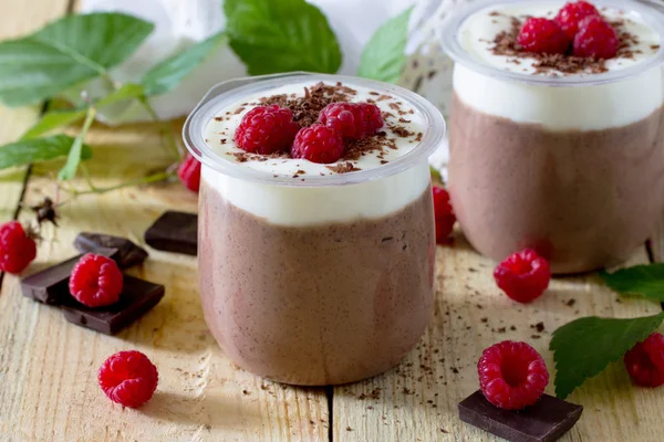 Ahşap bir masada ahududu ile ev yapımı çikolata mus, se