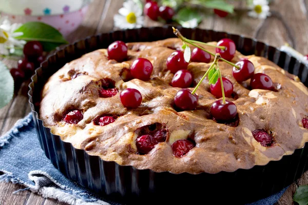 Homemade chocolate cake with cherries and fresh berries on the w — Stock Photo, Image