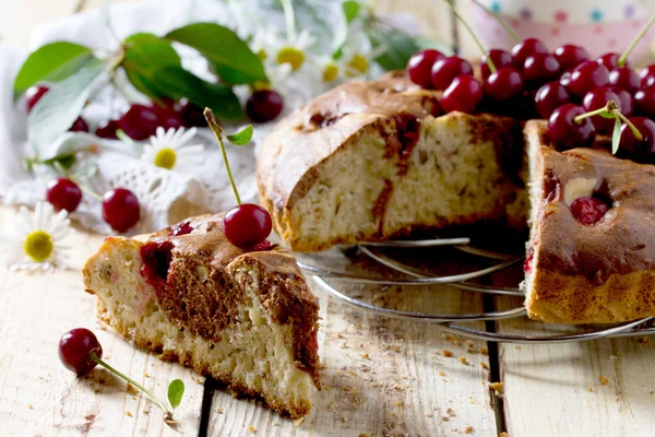 Homemade chocolate cake with cherries and fresh berries in a rus — Stock Photo, Image