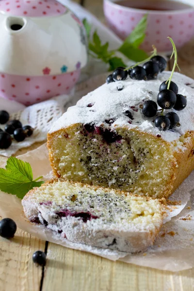 Домашний торт с черной смородиной, маком и сахарной пудрой — стоковое фото