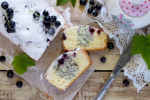 Homemade cake with black currant, poppy and with powdered sugar — Stock Photo, Image