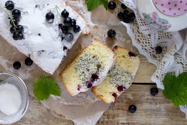 Homemade cake with black currant, poppy and with powdered sugar — Stock Photo, Image