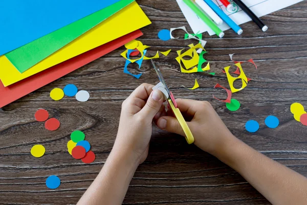 The child holds a cardboard circle in the hands of a caterpillar — Stock Photo, Image