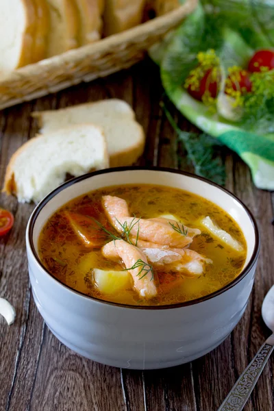 Томатный суп с красной рыбой в керамической аквариуме на салфетке, помидор — стоковое фото