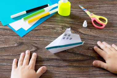 Çocuk zafer yazıtını yapıyor. Çocuk el sanatları yapar o