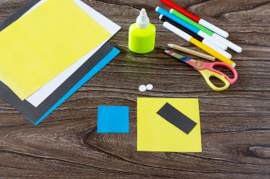 Çocuk bir yer imi mignon bir kitapla yapar. Çocuk t çizer