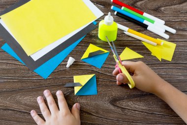 Çocuk bir yer imi mignon bir kitapla yapar. Çocuk açmaktadır 