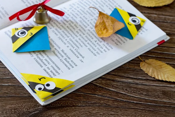 A criança faz o livro bookmark personagem de desenho animado mignon. Autu — Fotografia de Stock