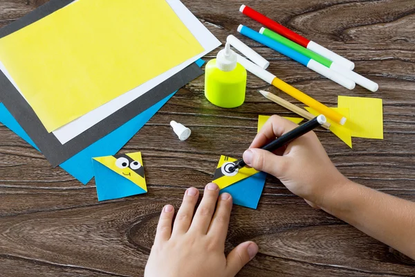 The child makes a book with a bookmark mignon. The child draws t — Stock Photo, Image