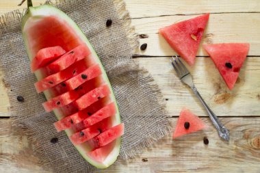 Taze dilimlenmiş karpuz, rustik bir ahşap üzerinde popüler bir yaz meyve