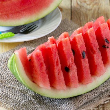 Taze dilimlenmiş karpuz, rustik bir ahşap üzerinde popüler bir yaz meyve