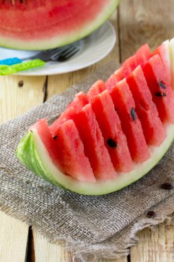 Taze dilimlenmiş karpuz, rustik bir ahşap üzerinde popüler bir yaz meyve