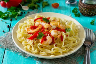 İtalyan makarna tagliatelle mantarlı karides ve tatlı biber kırmızı biber,