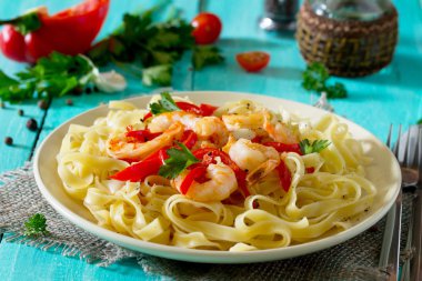 İtalyan makarna tagliatelle mantarlı karides ve tatlı biber kırmızı biber,