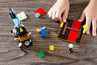 Renkli plastik tuğla tasarımcısı, constructio ile oynayan çocuk