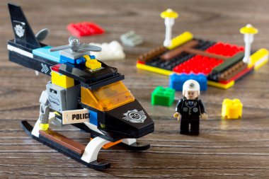 Renkli plastik tuğla tasarımcısı, constructio ile oynayan çocuk