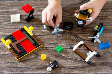 Renkli plastik tuğla tasarımcısı, constructio ile oynayan çocuk